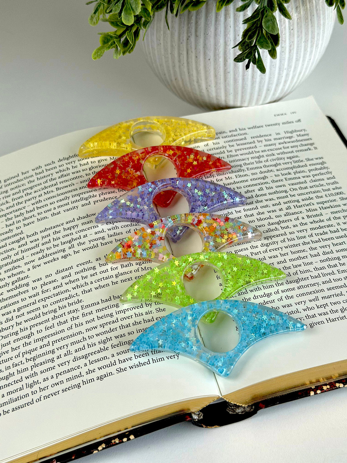 Acrylic Page Holder – Crescent Shape Glitter Thumb Book Holder for Comfortable Reading